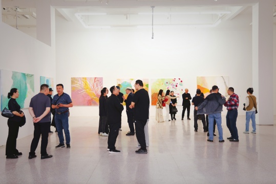 嘉宾观展现场 