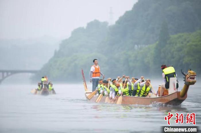 新安江上出现“白沙奇雾”，参赛选手在其中赛龙舟。&emsp;徐冯铭提供
