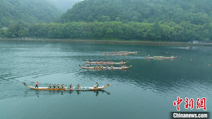 一艘艘龙舟在绿水青山间。&emsp;徐冯铭提供